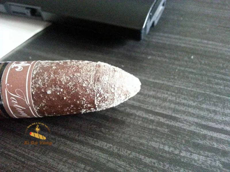 Nấm mốc thì thường có kết cấu dạng sợi hoặc lông mịn, kết dính và bám chắc vào bề mặt xì gà, khó có thể lau sạch hoàn toàn.